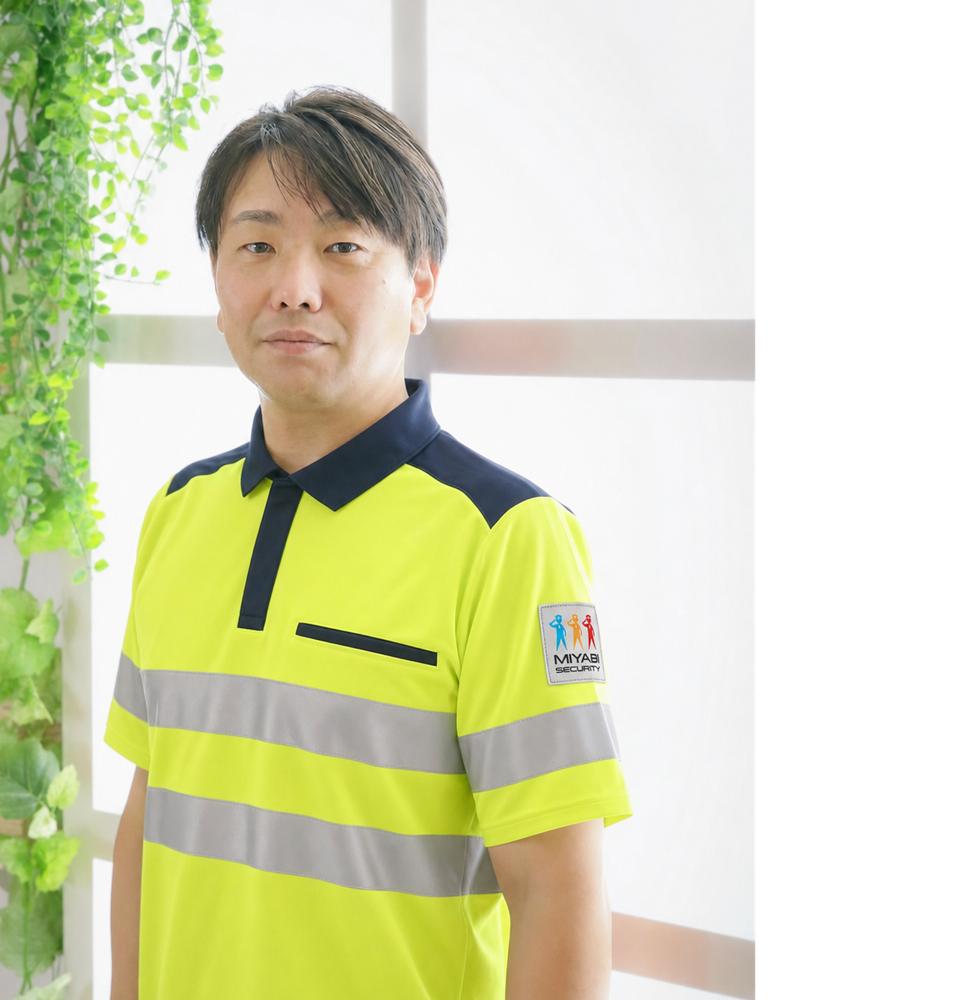 夏服の警備制服を着用した指導教育責任者・恒川和彦